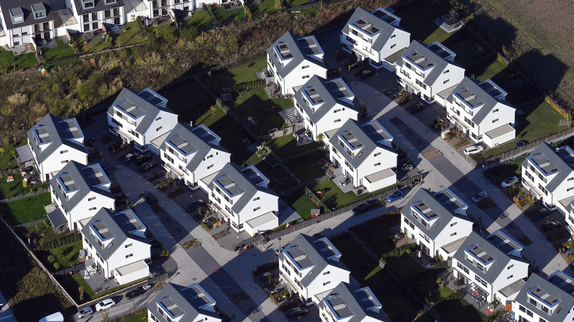 Doppelhäuser einer Neubausiedlung in Sankt Augustin (Nordrhein-Westfalen) am 26.09.2018