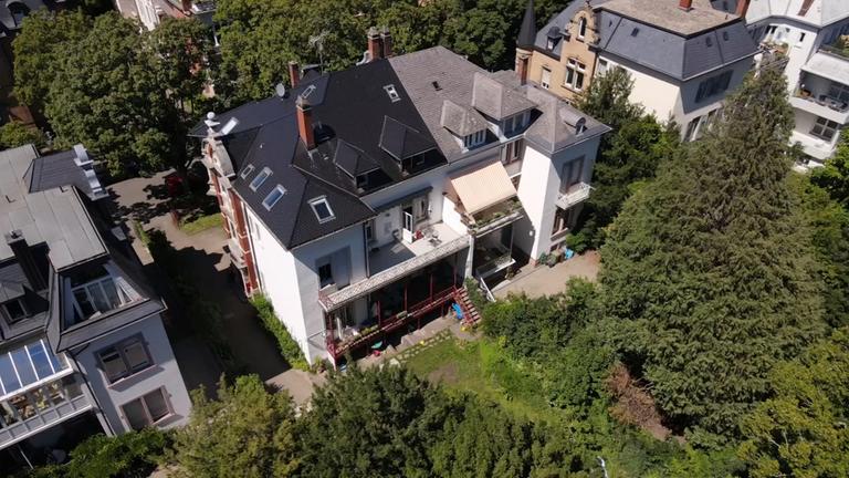 Drohnenaufnahme von einem Mehrfamilienhaus