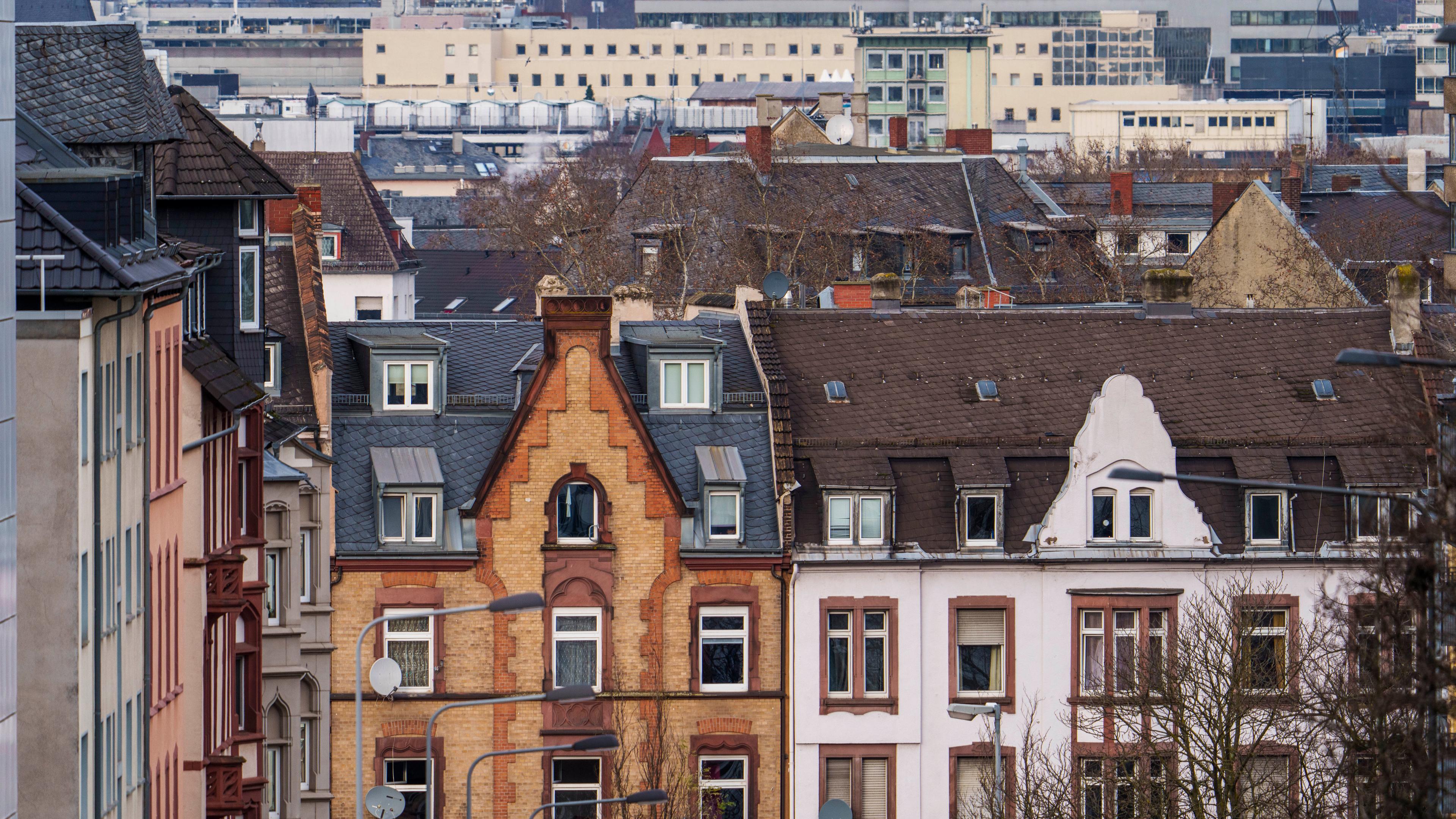 Hessen, Frankfurt/Main: Blick vom Stadtteil "Sachsenhäuser Berg" in Richtung Innenstadt.