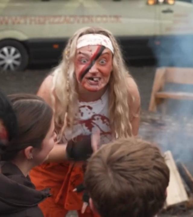 Auf dem Bild zu sehen ist eine blutverschmierte Frau die Besucher erschreckt.