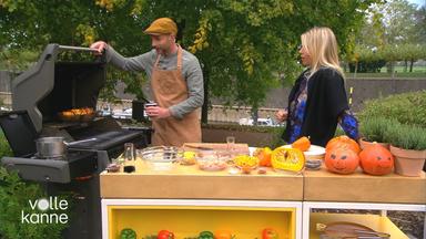Carsten Goms grillt bei "Volle Kanne" Paprika. Nadine Krüger steht daneben.