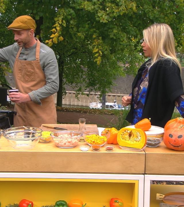 Carsten Goms grillt bei "Volle Kanne" Paprika. Nadine Krüger steht daneben.