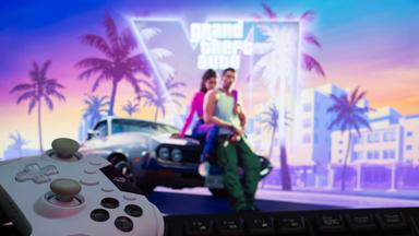 Eine Spielkonsole mit Gamepad und Tastatur vor einem Grand Theft Auto VI-Hintergrund auf einem Computermonitor. 