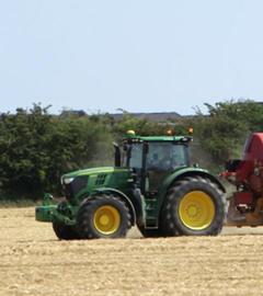 Gülle wird auf Acker aufgebracht