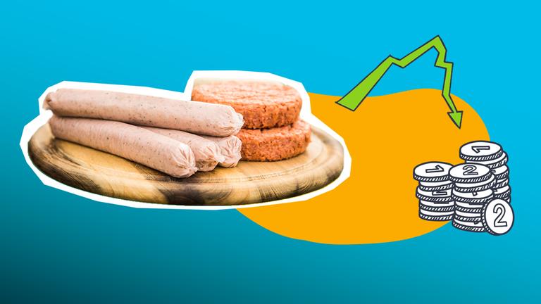 Auf dem Bild ist ein Holzbrett mit vier veganen, rohen Bratwürsten und zwei fleischlosen Burgerpatties zu sehen. Außerdem ist daneben ein kleiner Haufen Münzen und ein absteigender Pfeil in grün zu erkennen. Der Hintergrund ist orange und blau.