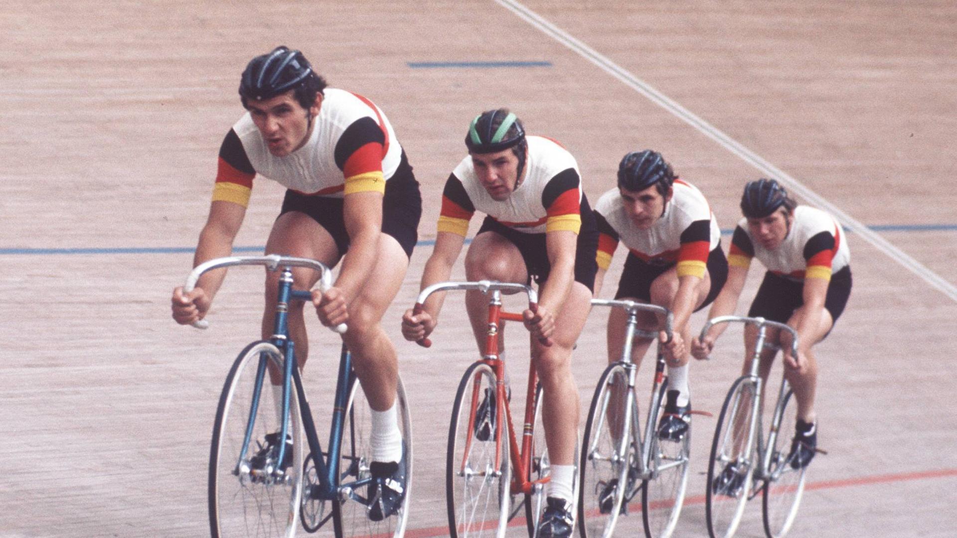 Das deutsche Bahnrad-Olympiasieger-Team mit Udo Hempel, Jürgen Colombo, Günter Haritz und Günther Schumacher 1972 auf den Rädern zu ihrem Sieg.