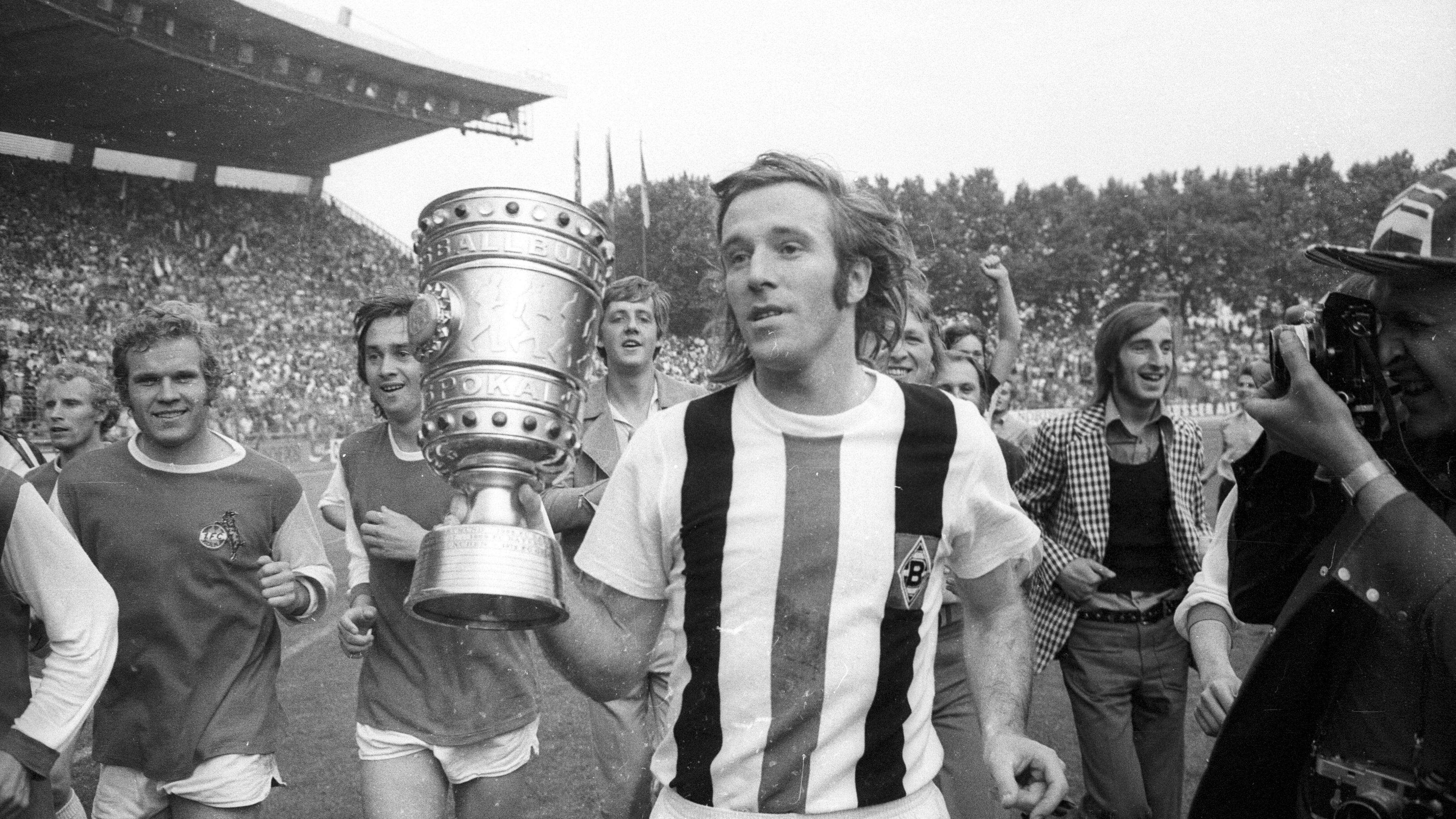 Pokal-Finale 1973 in Düsseldorf, von links: Berti Vogts, Klaus Dieter Sieloff, Uli Stielike, Günter Netzer mit Pokal
