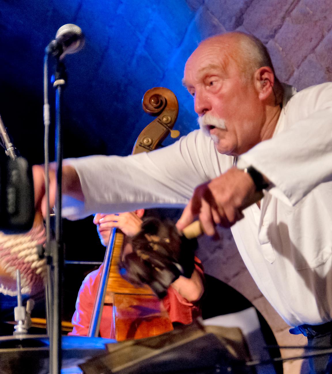 Günther Baby Sommer, ostdeutsche Freejazz-Schlagzeuglegende in Aktion.