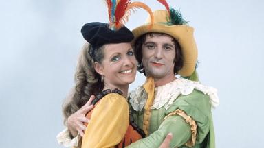 Kathrin Ackermann und Günther Maria Halmer in Die Späße des Scapin, 1977.