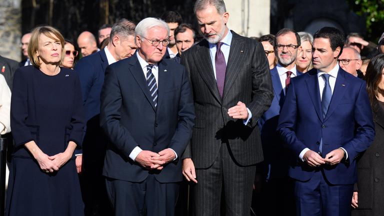 König Felipe VI. von Spanien und Bundespräsident Frank-Walter Steinmeier stehen auf dem Friedhof von Gernika (Guernica). 