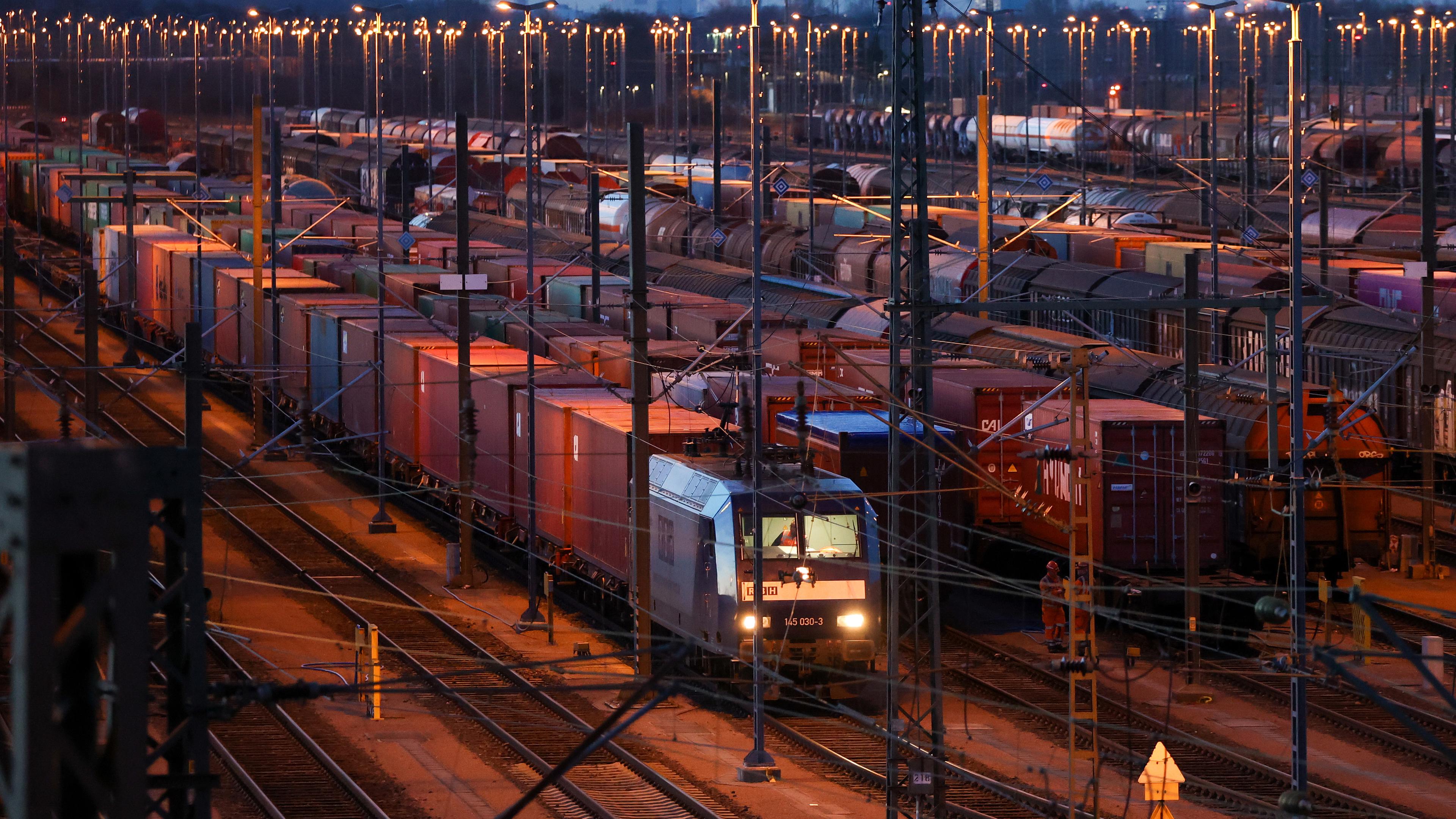 Güterzüge stehen auf dem Gelände des Rangierbahnhofs Maschen. 