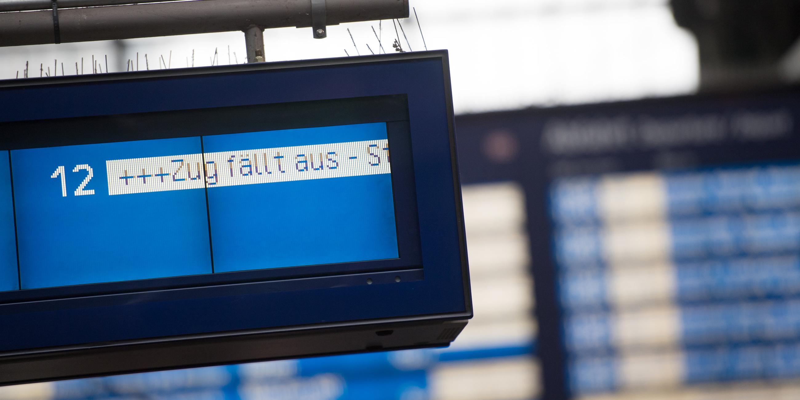 Der Schriftzug "Zug fällt aus" ist am Hauptbahnhof auf einer Anzeigetafel der Deutschen Bahn zu sehen.