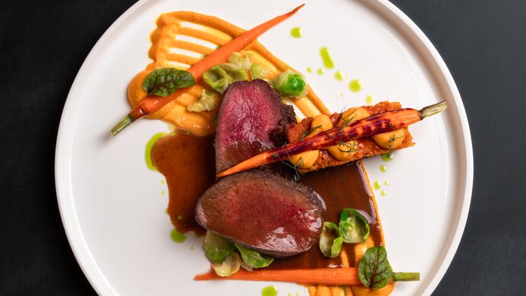 Ein edel angerichtetes Gericht auf einem Teller