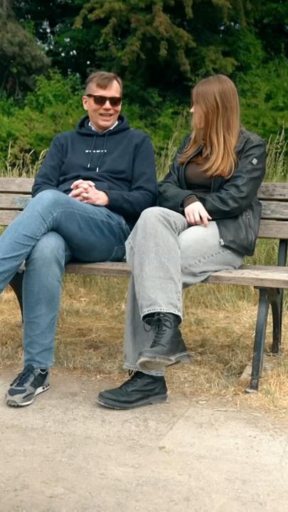 Guido Karbautzki und seine Tochter Emilia sitzen auf einer bank im Grünen
