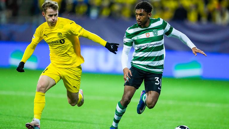 Sporting Lissabons Flügelspieler Luis Guilherme versucht seinem Gegenspieler Ole Didrik Blomberg zu entkommen 