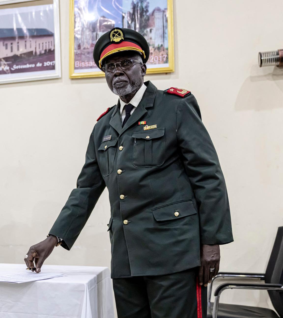 Ein Mitglied des Millitärs in Guinea-Bissau