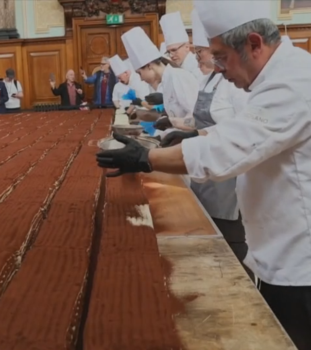 London: Italienische Konditorinnen und Konditoren arbeiten am größten Tiramisu der Welt.