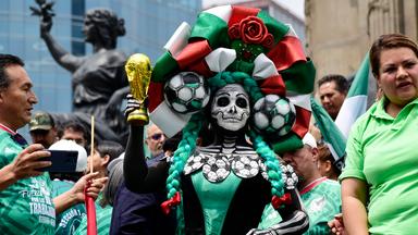 Mexiko-Stadt: Eine Frau nimmt an der „größten La-Ola-Welle der Welt“ teil – einem Versuch, noch vor der FIFA-Fußball-Weltmeisterschaft 2026 einen Guinness-Weltrekord aufzustellen.