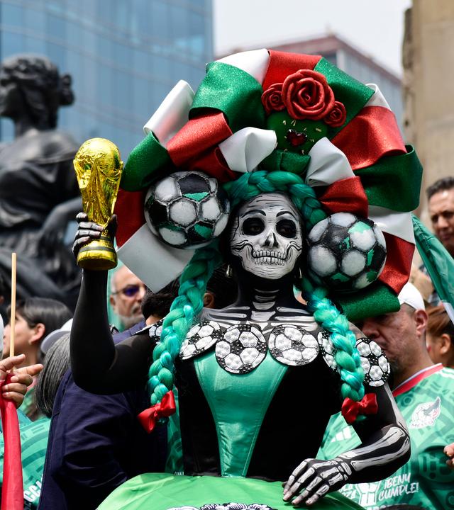Mexiko-Stadt: Eine Frau nimmt an der „größten La-Ola-Welle der Welt“ teil – einem Versuch, noch vor der FIFA-Fußball-Weltmeisterschaft 2026 einen Guinness-Weltrekord aufzustellen.