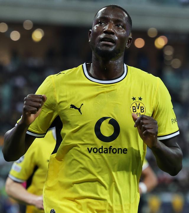 Serhou Guirassy von Borussia Dortmund bejubelt einen Treffer im Spiel gegen Sabah FK