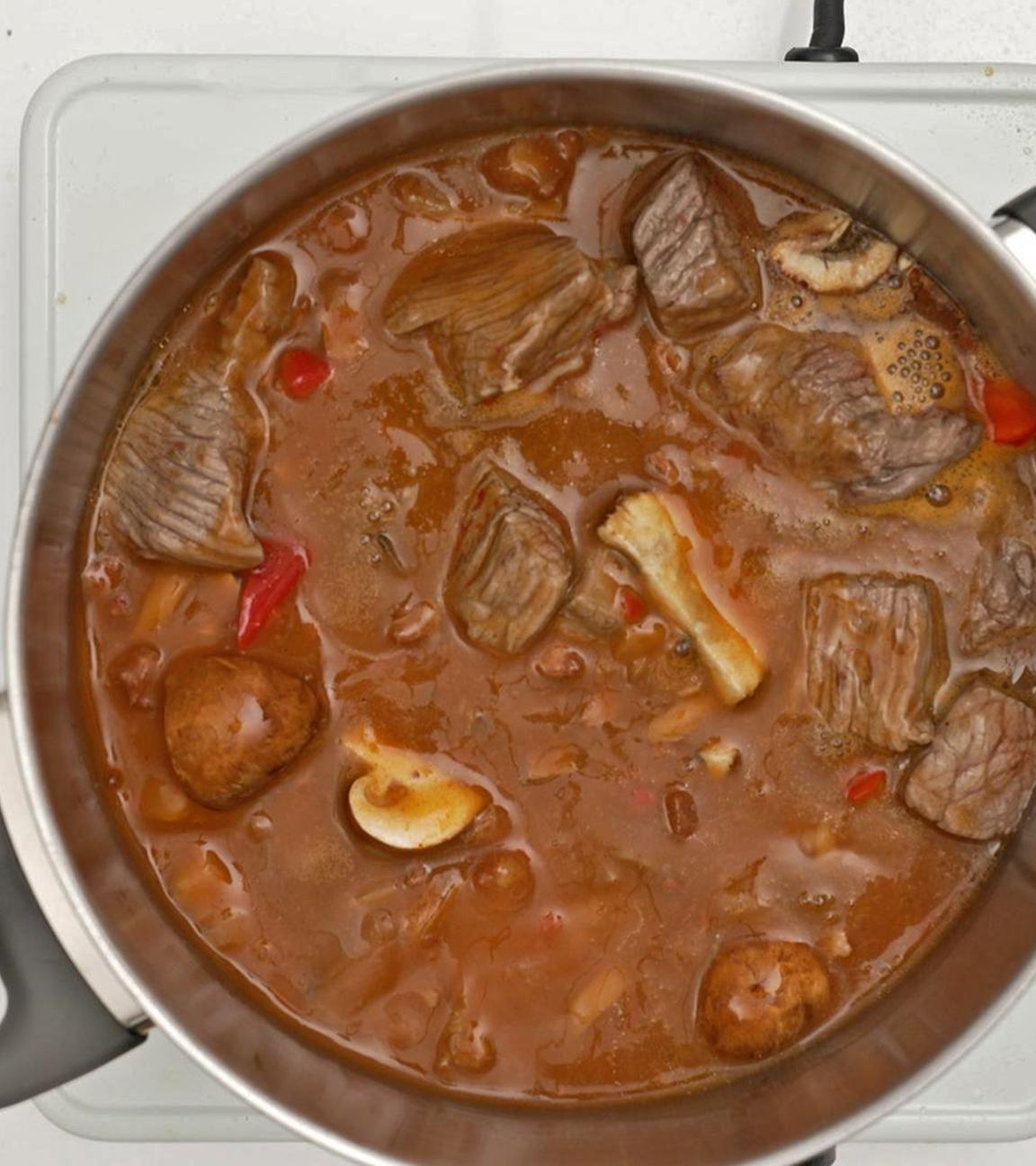 Gulaschsuppe im Topf