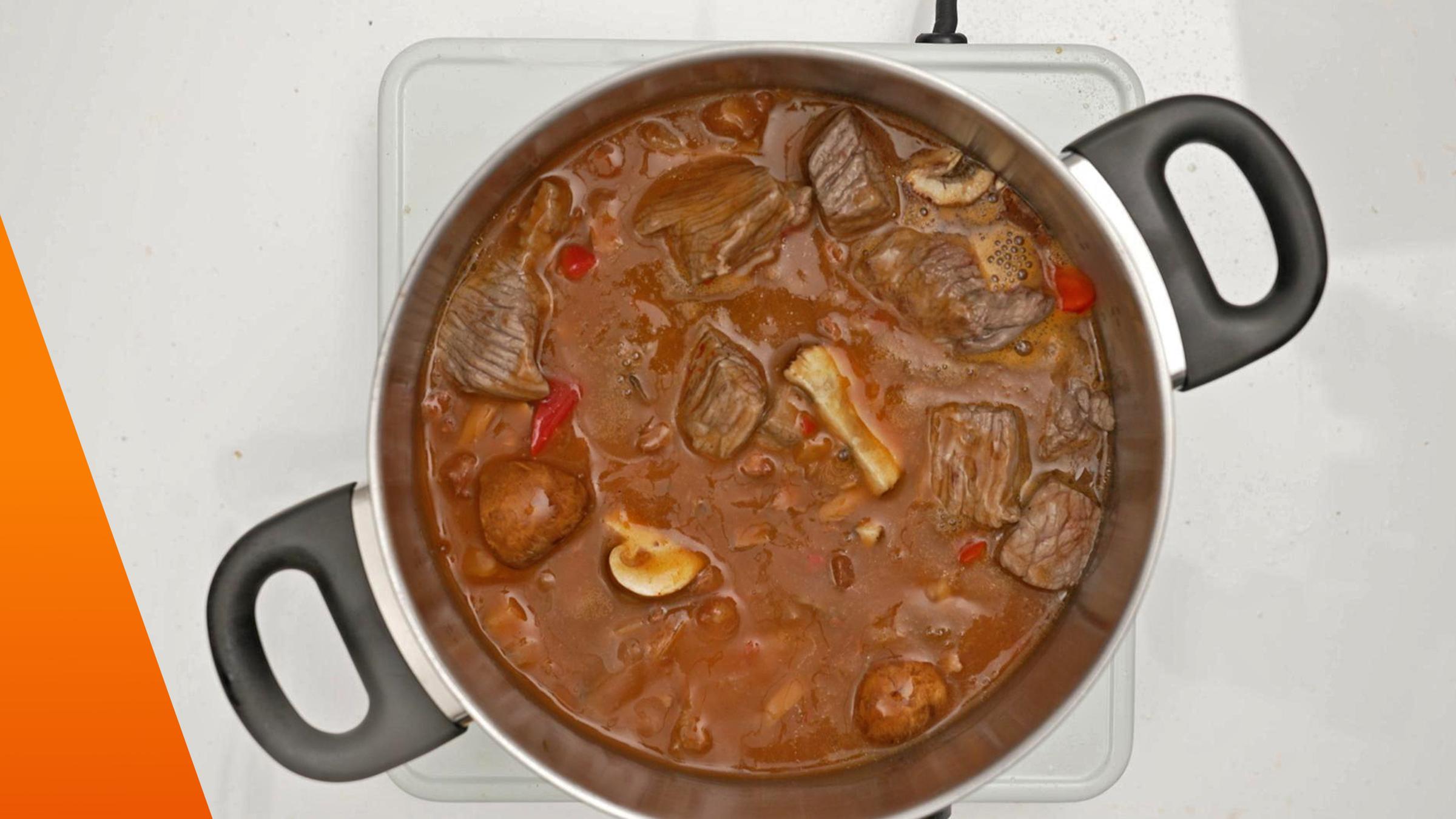 Gulaschsuppe im Topf