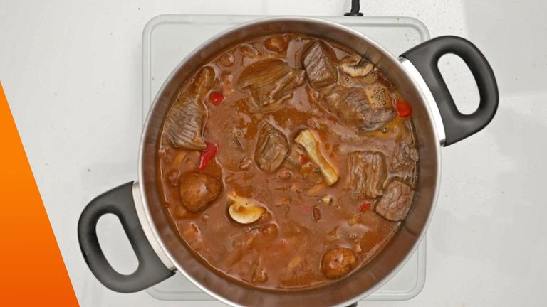 Gulaschsuppe im Topf