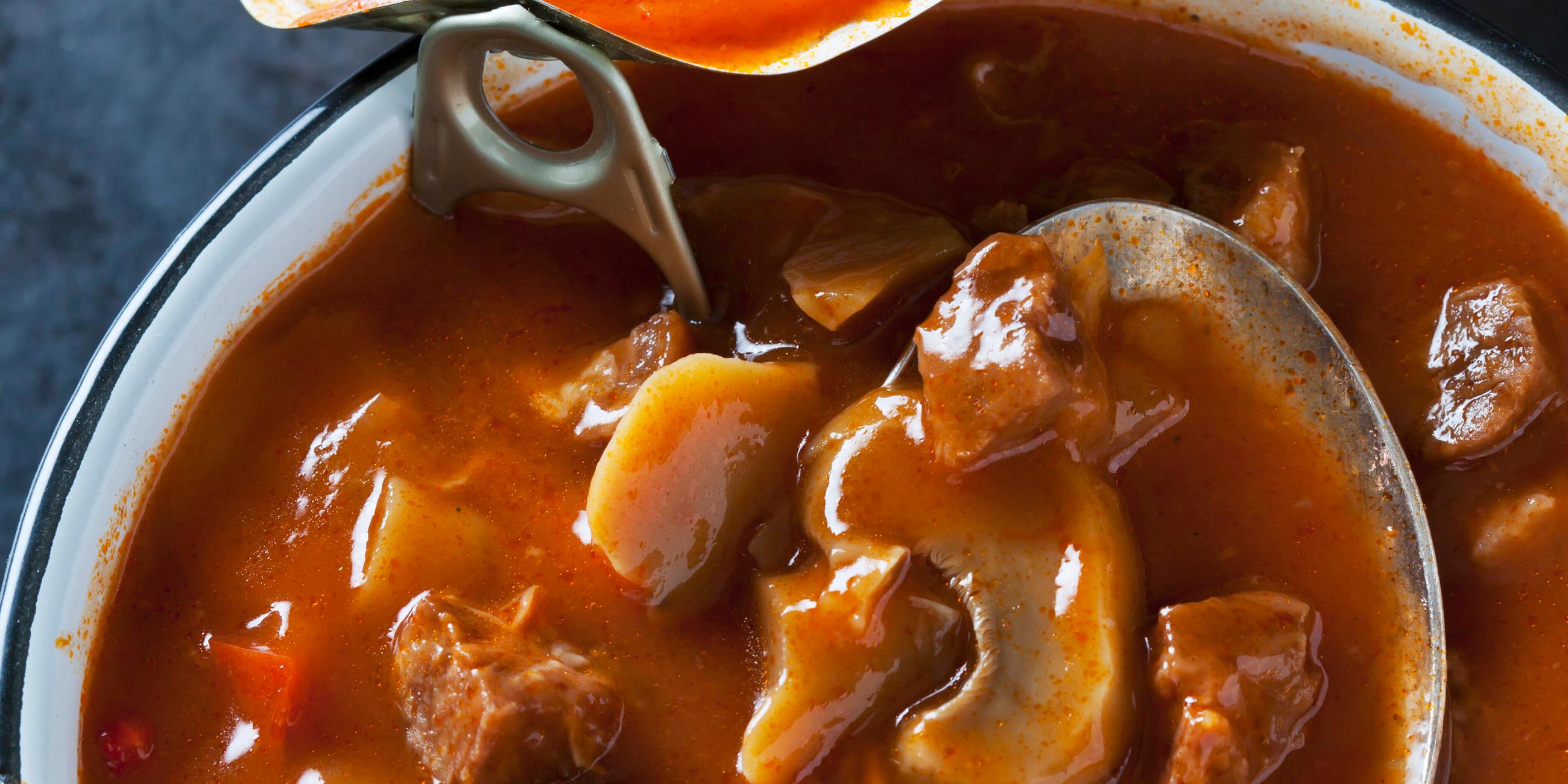 Eine geöffnete Dose mit Gulaschsuppe