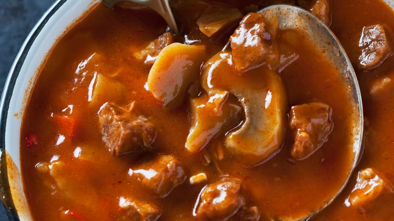 Eine geöffnete Dose mit Gulaschsuppe