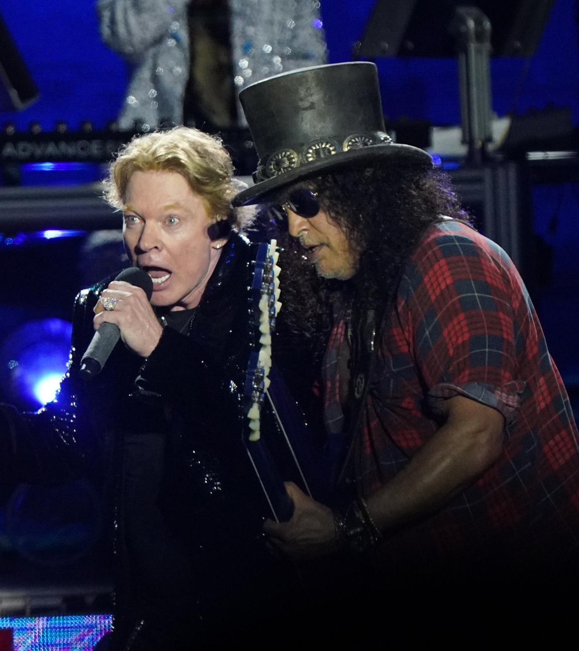 24.06.2023, Großbritannien, Somerset: Sänger Axl Rose (l) und Gitarrist Slash von der Band Guns N' Roses spielen beim Auftritt auf der Pyramid Stage des Glastonbury Festivals in Worthy Farm in Somerset.