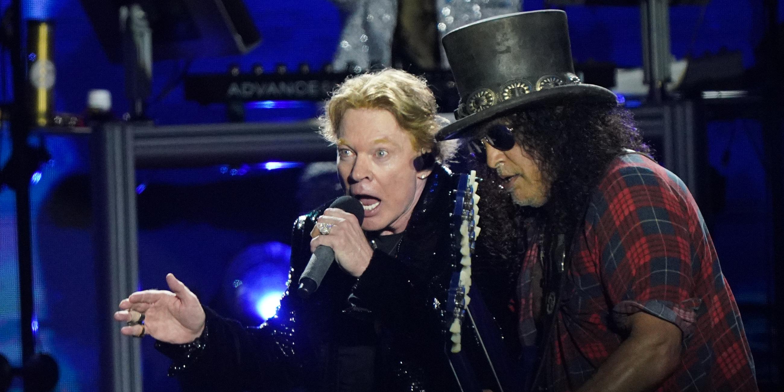 24.06.2023, Großbritannien, Somerset: Sänger Axl Rose (l) und Gitarrist Slash von der Band Guns N' Roses spielen beim Auftritt auf der Pyramid Stage des Glastonbury Festivals in Worthy Farm in Somerset.