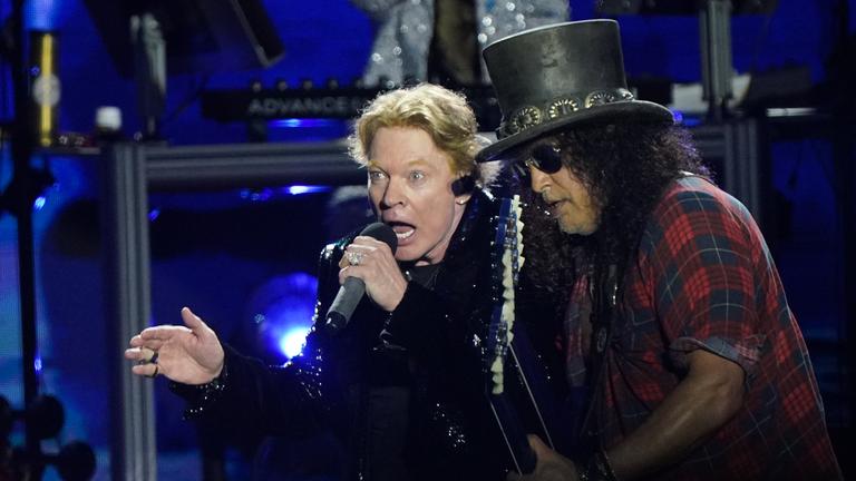 24.06.2023, Großbritannien, Somerset: Sänger Axl Rose (l) und Gitarrist Slash von der Band Guns N' Roses spielen beim Auftritt auf der Pyramid Stage des Glastonbury Festivals in Worthy Farm in Somerset.