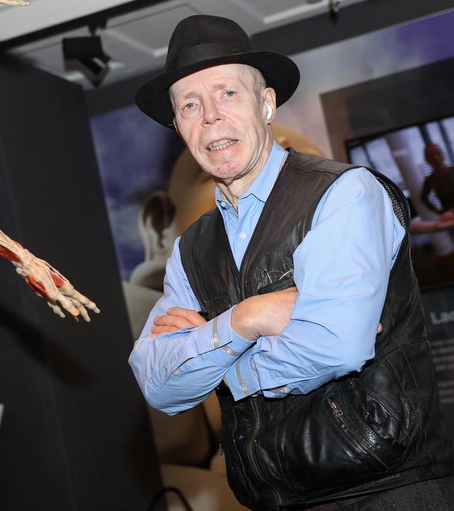 Plastinator Gunther von Hagens steht in seinem Körperwelten Museum neben einem Exponat.