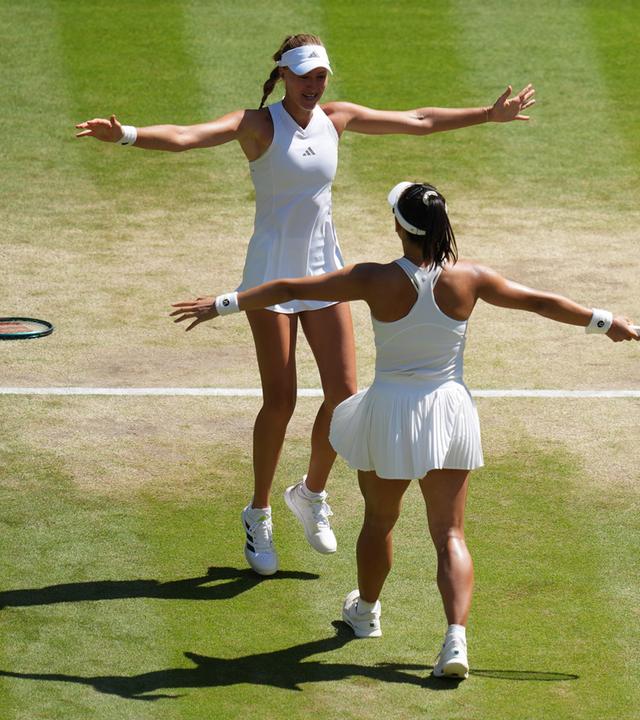 Guo Hanyu (vorne) und Kristina Mladenovic jubeln. 