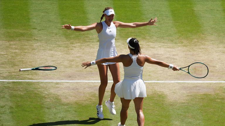 Guo Hanyu (vorne) und Kristina Mladenovic jubeln. 