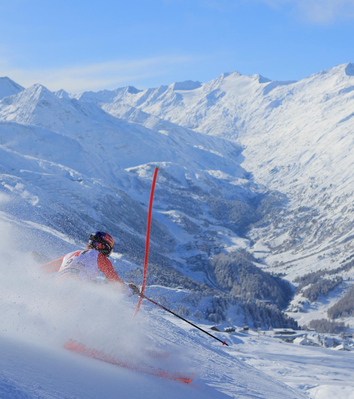 Der Schweizer Tanguy Nef fährt beim Weltcup-Slalom in Gurgl einen Links-Turn