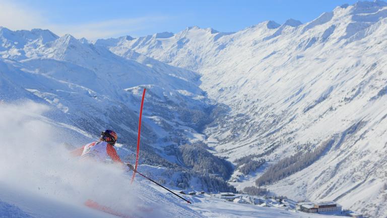 Der Schweizer Tanguy Nef fährt beim Weltcup-Slalom in Gurgl einen Links-Turn