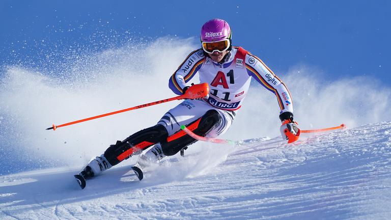 Linus Straßer fährt beim Weltcup-Slalom in Gurgl einen Links-Turn