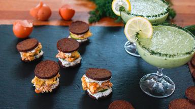 Gurkenkaltschale mit Krabbenrührei und Vollkornbrotschnitten