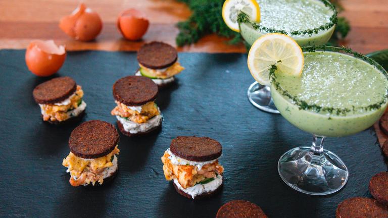 Gurkenkaltschale mit Krabbenrührei und Vollkornbrotschnitten