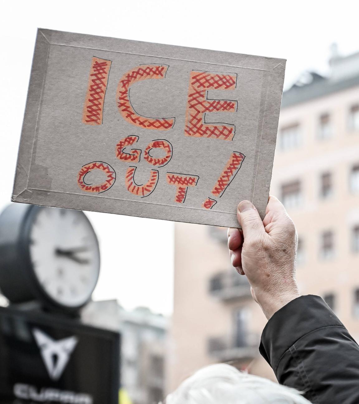 Aufgrund der aufkommenden Präsenz der ICE-Beamten bei den Olympischen Winterspielen in Mailand protestieren Menschen vor Ort gegen die ICE-Beamten 