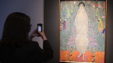 Eine Frau macht ein Handyfoto von Bildnis Elisabeth Ledere von Gustav Klim