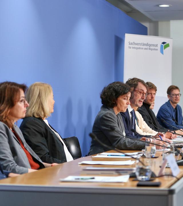Der Sachverständigenrat für Integration und Migration hat in seinem Jahresgutachten mehrere Maßnahmen empfohlen, um die Integration in sozialschwachen Gebieten zu fördern.