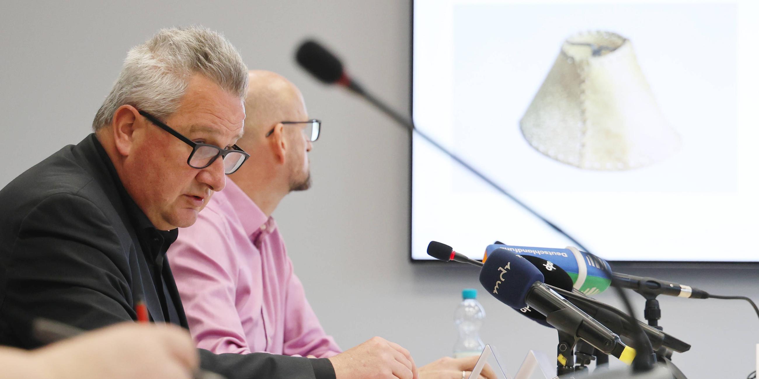 Prof. Dr. Jens-Christian Wagner (Direktor Stiftung Gedenkstaetten Buchenwald und Mittelbau-Dora) , im Hintergrund sieht man ein Foto von einem mit Menschenhaut bespannten Lampenschirms