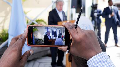 Jemand nimmt ein Photo von Guterres auf