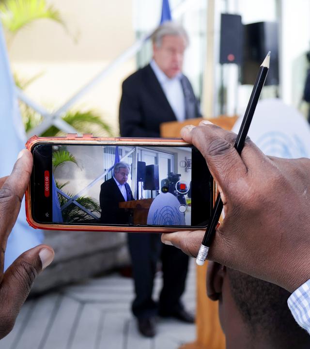 Jemand nimmt ein Photo von Guterres auf