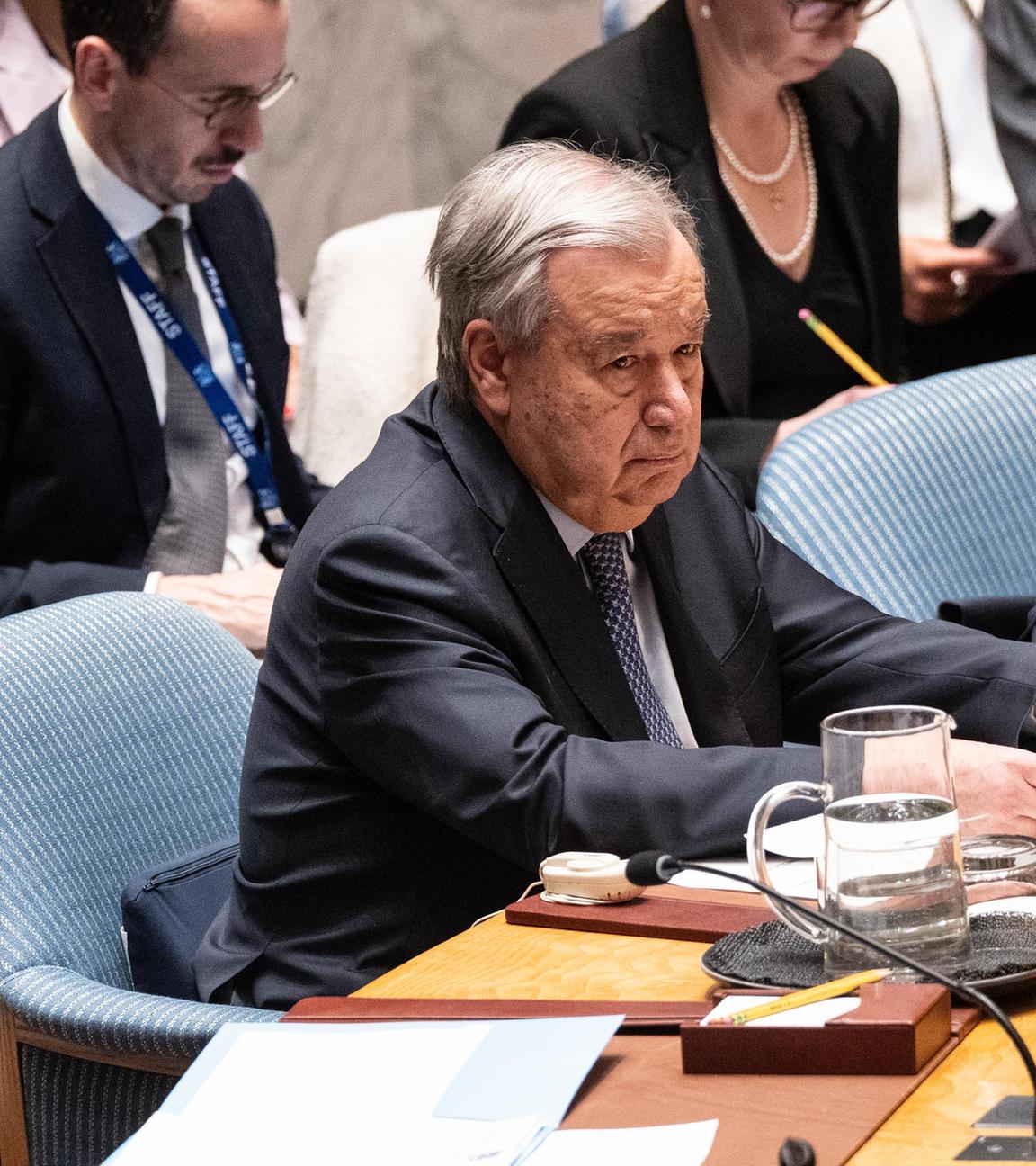 Generalsekretär Antonio Guterres sitzt auf seinem Platz während einer Dringlichkeitssitzung des Sicherheitsrates zur militärischen Eskalation im Nahen Osten.