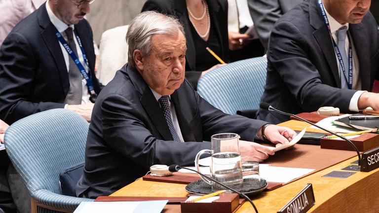 Generalsekretär Antonio Guterres sitzt auf seinem Platz während einer Dringlichkeitssitzung des Sicherheitsrates zur militärischen Eskalation im Nahen Osten.