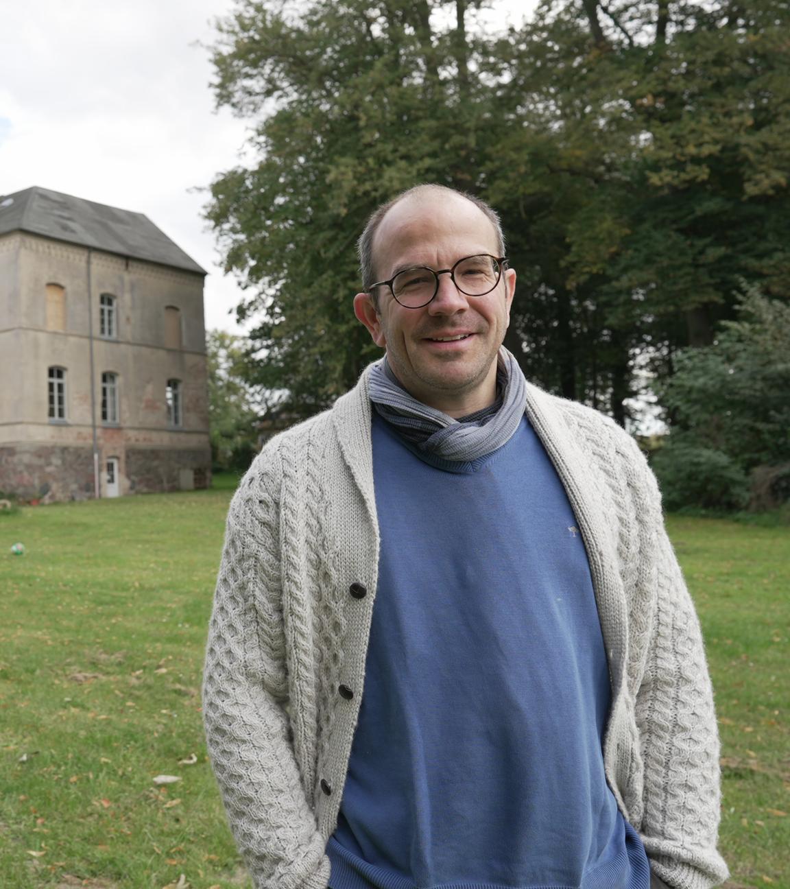 Philipp Kaszay vor seinem Gutshaus in Kobrow in Mecklenburg-Vorpommern.