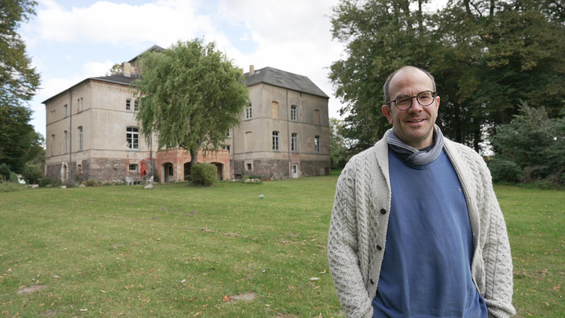 Philipp Kaszay vor seinem Gutshaus in Kobrow in Mecklenburg-Vorpommern.